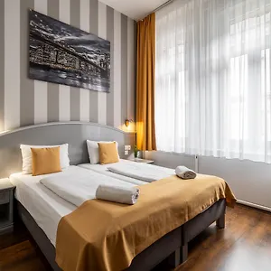 Hotel Full Moon, Budapest
